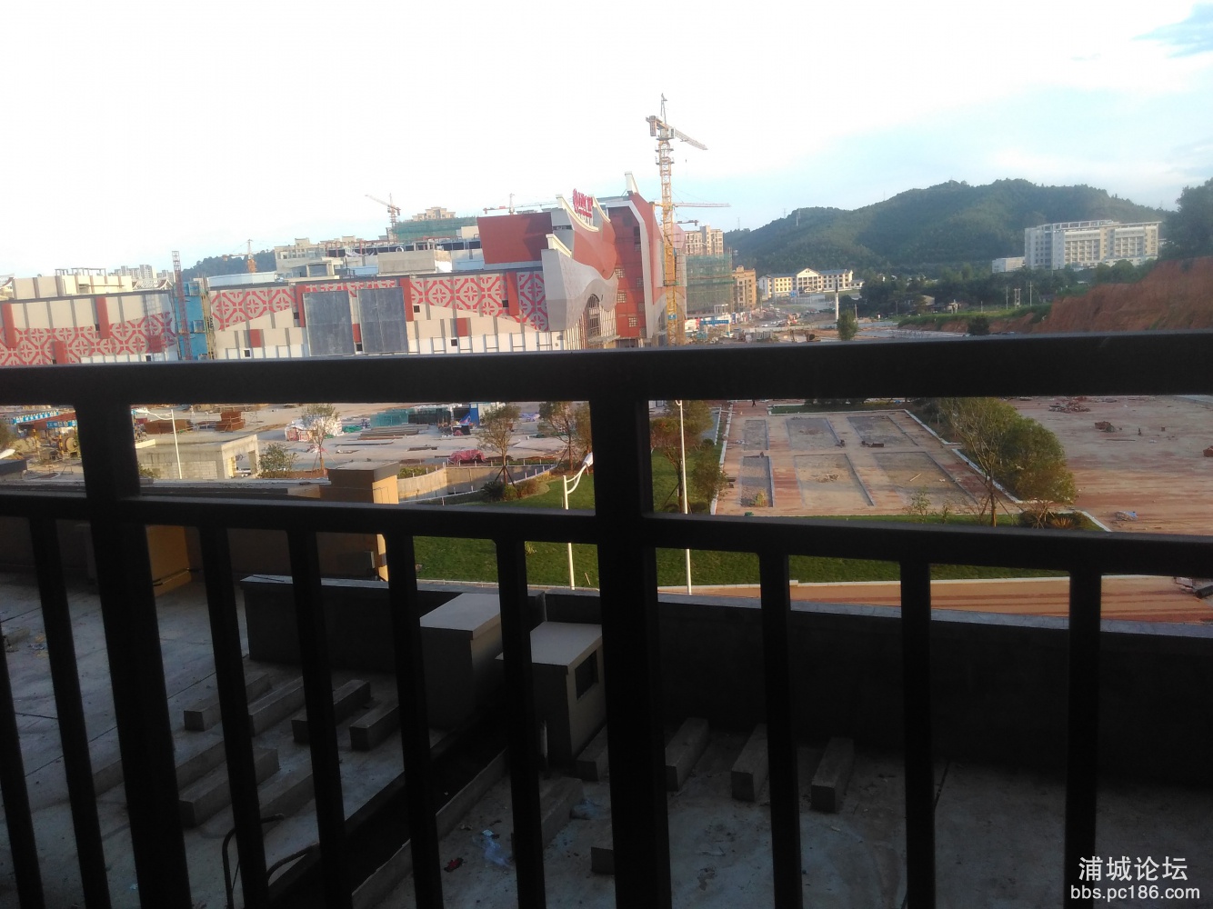 站在阳台直观万达广场